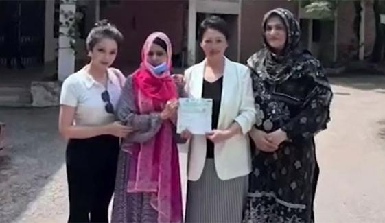 سانحہ پمز اسپتال، بچے کی جان بچانے والی نرس کو چینی کمپنی نے 10 لاکھ روپے انعام دیا