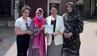 سانحہ پمز اسپتال، بچے کی جان بچانے والی نرس کو چینی کمپنی نے 10 لاکھ روپے انعام دیا 