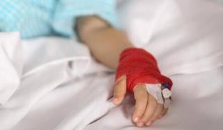 کراچی: نجی اسپتال میں کینولا غلط لگانے سے بچے کا ہاتھ ضائع، عملے کیخلاف مقدمہ درج