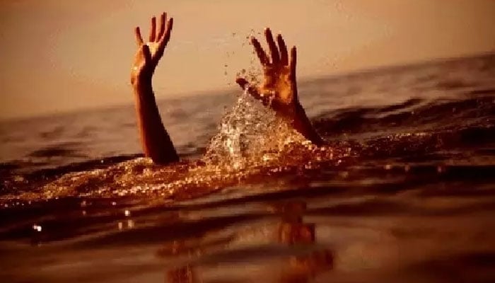 کراچی: سوک سینٹر کے قریب پلاٹ میں کھڑے پانی میں 12سال کا  لڑکا ڈوب گیا، ریسکیو