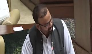 سندھ اسمبلی، پی ٹی آئی کے حمایت یافتہ شبیر قریشی کی انگریزی توجہ کا مرکز بن گئی