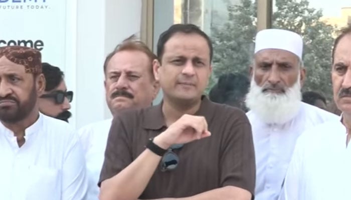 میئر کراچی مرتضیٰ وہاب میڈیا سے گفتگو کر رہے ہیں - فوٹو: اسکرین گریب