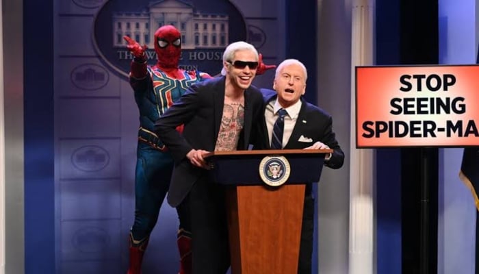 SNL returns with star-studded skits mocking Britain and big performances: Watch