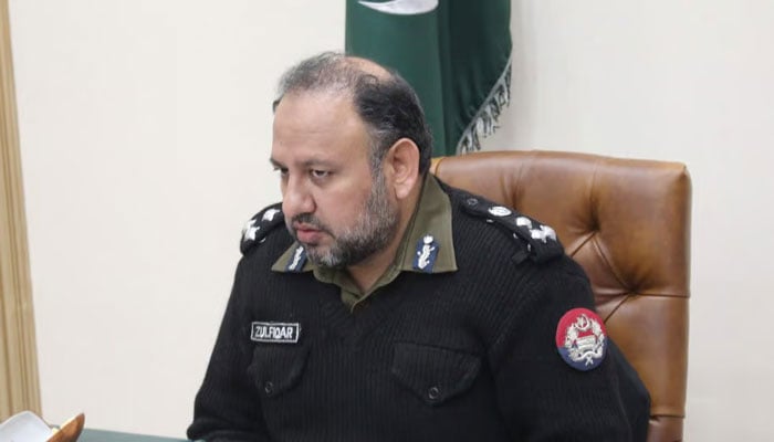 حملہ آور نے بارود سے بھری گاڑی پرانی پولیس لائنز کے گیٹ سے ٹکرائی، آئی جی ذوالفقار حمید