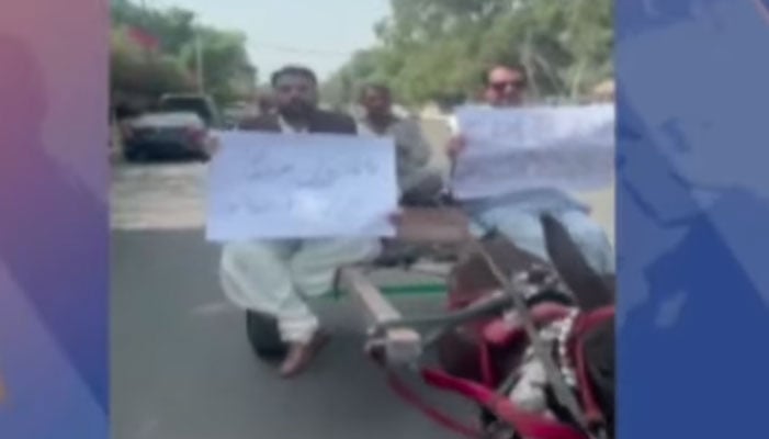 پی ٹی آئی ارکان اسمبلی کا انوکھا احتجاج، ناصر شاہ کی تنقید