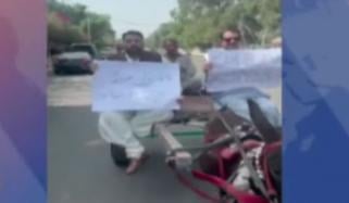 پی ٹی آئی ارکان اسمبلی کا انوکھا احتجاج، ناصر شاہ کی تنقید 