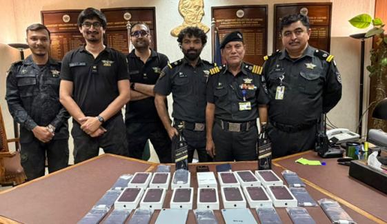 کراچی ایئر پورٹ: 14 نئے آئی فون اور شراب کی 2 بوتلیں برآمد