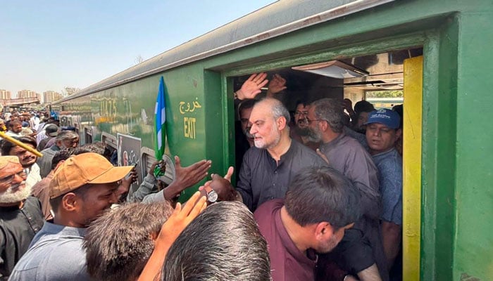 پیٹرولیم لیوی کیخلاف سپر ٹرین مارچ حیدر آباد پہنچ گیا