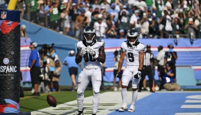Hurts delivers late touchdown pass to sink Tennessee Titans