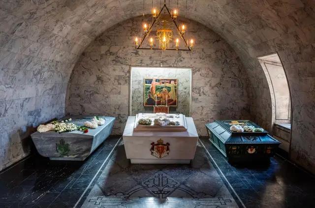 King Harald’s final resting place seen for first time after his death at 89