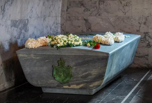 King Harald’s final resting place seen for first time after his death at 89