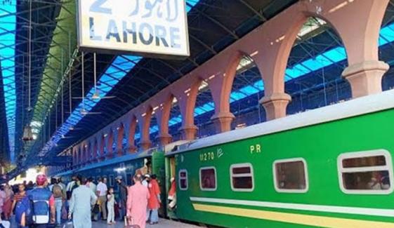 ٹکٹ چیکنگ پر ریلوے پولیس اور حکام میں تنازع ٹکٹ چیکنگ پر ریلوے پولیس اور حکام میں تنازع