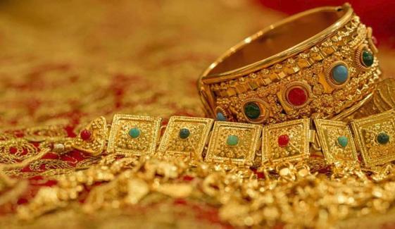 ملک میں ایک تولہ سونے کی قیمت 1800 روپے کم ہوگئی
