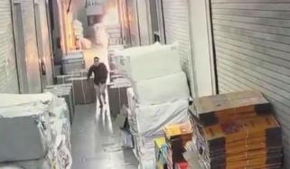 10 ہزار کم کیوں دیے؟ ملازم نے بدلہ لینے کیلئے آگ لگا کر فیکٹری کو 24 کروڑ کو نقصان پہنچادیا