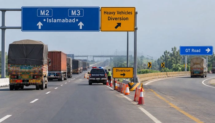 موٹروے M2 پر آج سے بڑی گاڑیوں، کارگو وہیکلز پر پابندی عائد