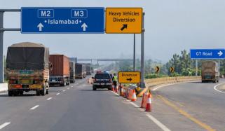 موٹروے M2 پر آج سے بڑی گاڑیوں، کارگو وہیکلز پر پابندی عائد
