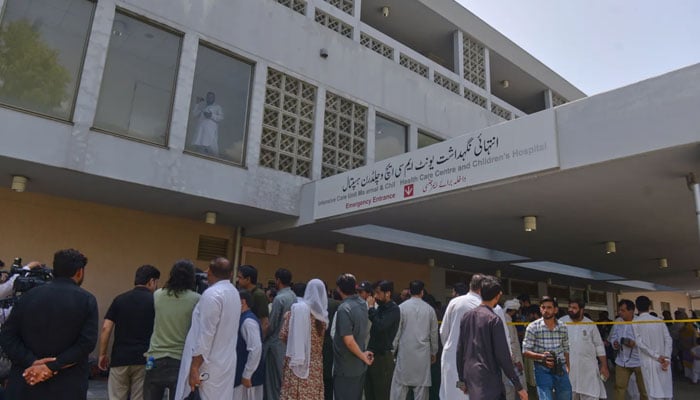 ’کسی چیز کے جلنے کی بُو آرہی ہے‘، پمز اسپتال چلڈرن وارڈ کی دوسری منزل خالی کروالی گئی