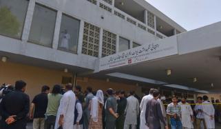 ’کسی چیز کے جلنے کی بُو آرہی ہے‘، پمز اسپتال چلڈرن وارڈ کی دوسری منزل خالی کروالی گئی