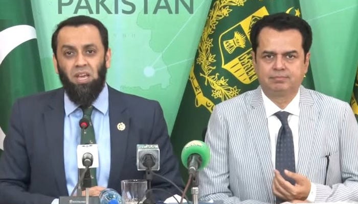 وزیرِ مملکت داخلہ طلال چوہدری اور وزیرِ اطلاعات عطاء اللّٰہ تارڑ—فائل فوٹو