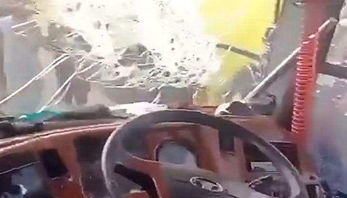 بلوچستان: نصیرآباد میں چلتی مسافر کوچ پر فائرنگ، ایک جاں بحق
