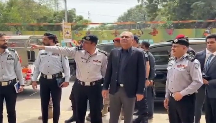 وزیر داخلہ محسن نقوی کراچی میں وزازت داخلہ کی ایک عمارت کا معائنہ کر رہے ہیں (ویڈیو گریب)۔