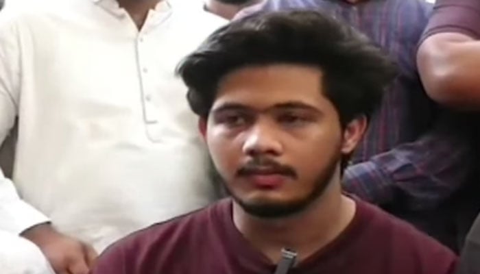 والد کی لاش کب پاکستان آئے گی کچھ نہیں بتایا گیا: بیٹا کاشف عمر