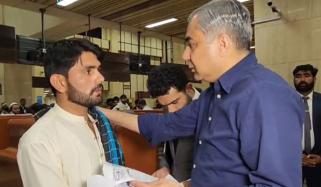 محسن نقوی کی کراچی ایئر پورٹ پر بیرونِ ملک جانیوالے مسافروں سے ملاقات