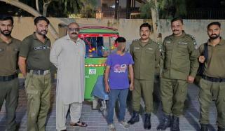 لاہور: خاتون مسافر کا نمبر سوشل میڈیا پر شیئر کرنیوالا رکشہ ڈرائیور گرفتار 