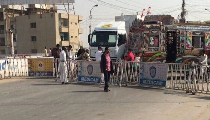 کراچی: ترقیاتی کام کے باعث سر سید اور حسن اسکوائر ٹریفک کے لیے بند