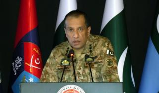 ڈی جی آئی ایس پی آر لیفٹیننٹ جنرل احمد شریف چوہدری پریس کانفرنس کر رہے ہیں