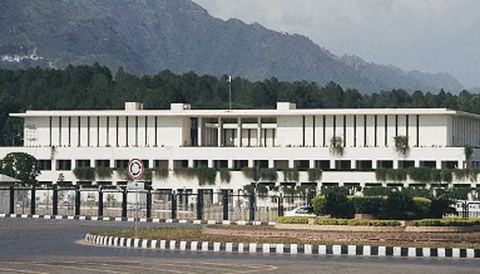 دہری شہریت معاملہ، حکومت کا ڈکلیئریشن جمع نہ کروانے والے سرکاری افسران کیخلاف کارروائی کا فیصلہ