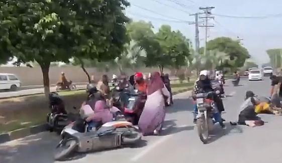 فیصل آباد:خواتین بائیکرز کی محفوظ رائیڈنگ کیلئے آگاہی کی ریلی، اسکوٹیز آپس میں ٹکرا گئیں فیصل آباد:خواتین بائیکرز کی محفوظ رائیڈنگ کیلئے آگاہی کی ریلی، اسکوٹیز آپس میں ٹکرا گئیں