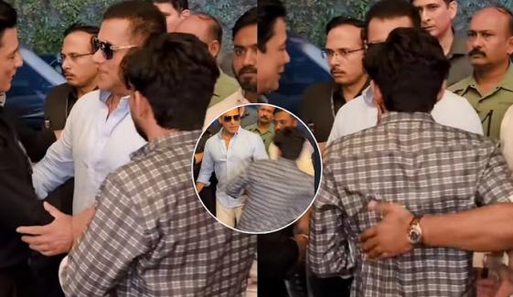 سلمان خان کے سیکیورٹی گارڈ کے مداح کو دور ہٹانے کی ویڈیو وائرل سلمان خان کے سیکیورٹی گارڈ کے مداح کو دور ہٹانے کی ویڈیو وائرل