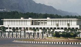 دوہری شہریت معاملہ، حکومت کا ڈیکلریشن جمع نہ کروانے والے سرکاری افسران کیخلاف کارروائی کا فیصلہ