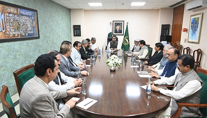 حکومتی وفد نے پی ٹی آئی سے شکوہ کیا کہ سینئر حکومتی اکابرین سے متعلق نازیبا زبان بھی استعمال کی گئی۔ فوٹو: ایکس