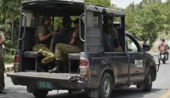 لاہور: ڈیفنس میں شوہر نے اپنی بیوی اور برادرِ نسبتی کو گاڑی سے ٹکر مار کر زخمی کردیا