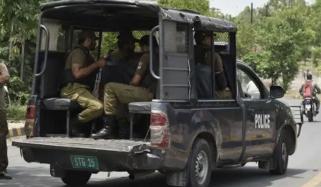 لاہور: ڈیفنس میں شوہر نے اپنی بیوی اور برادرِ نسبتی کو گاڑی سے ٹکر مار کر زخمی کردیا 