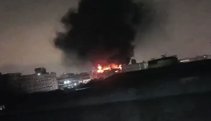 کراچی، سائٹ ایریا میں گارمنٹس فیکٹری میں خطرناک آگ