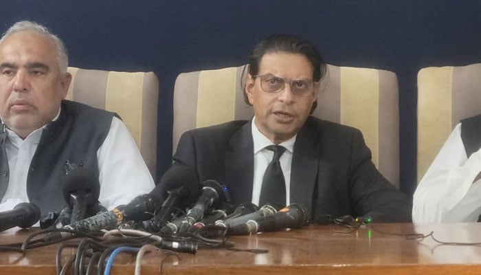 پاکستان تحریک انصاف (پی ٹی آئی) کے سیکریٹری جنرل سلمان اکرم راجہ—فائل فوٹو