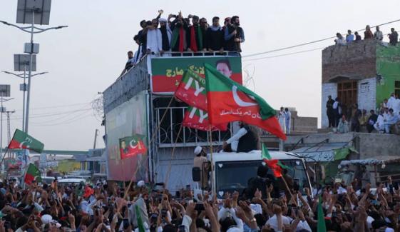 پی ٹی آئی لانگ مارچ کے شرکاء کا کرک میں پڑاؤ