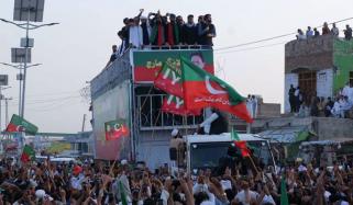 پی ٹی آئی لانگ مارچ کے شرکاء کا کرک میں پڑاؤ