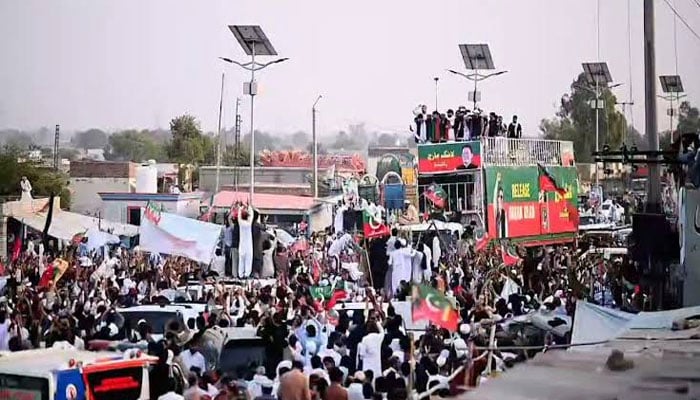 لانگ مارچ کے شرکاء کرک سے کوہاٹ پہنچ گئے
