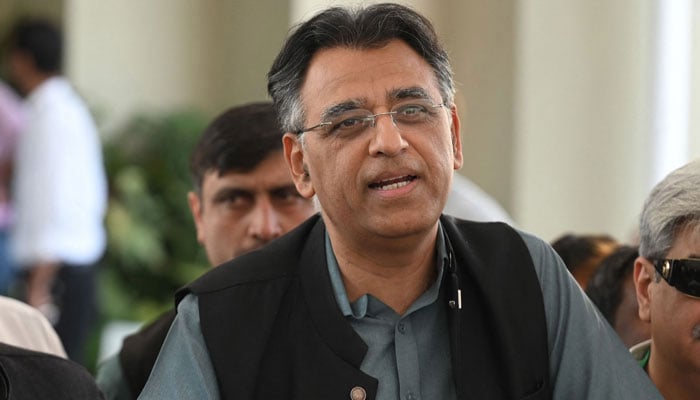 سابق وفاقی وزیرِ اسد عمر—فائل فوٹو