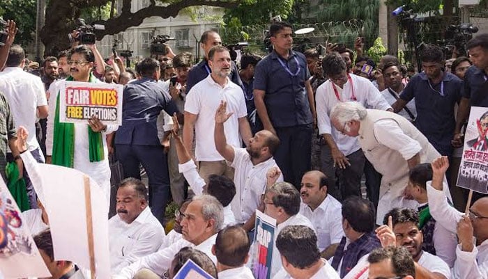 بھارتی اپوزیشن کا چیف الیکشن کمشنر کے استعفیٰ کا مطالبہ