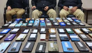 کراچی: 1کروڑ روپے سے زائد مالیت کے موبائل فونز مالکان کے سپرد