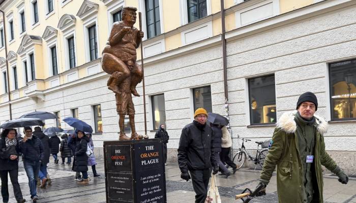 Trumps naked golden statue unveiled at European parliament: ‘Orange plague’