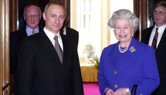 Rare 2003 Buckingham Palace moment resurfaces showing Putin speaking English
