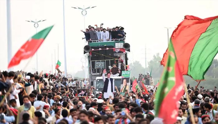 پی ٹی آئی لانگ مارچ کا پانچواں روز، شرکاء کا آج پشاور میں پڑاؤ