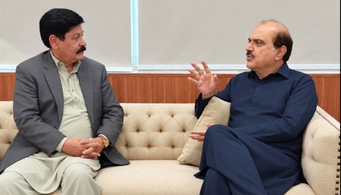 محی الدین وانی نمائندہ جنگ سے گفتگو کرتے ہوئے۔