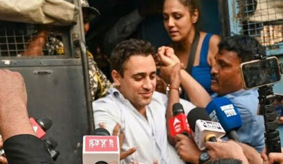 عمران خان کو احتجاج میں شرکت پر ممبئی پولیس نے پکڑلیا